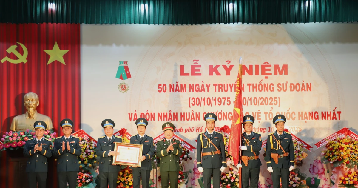 Sư đoàn Không quân 370 đón nhận Huân chương Bảo vệ Tổ quốc hạng Nhất