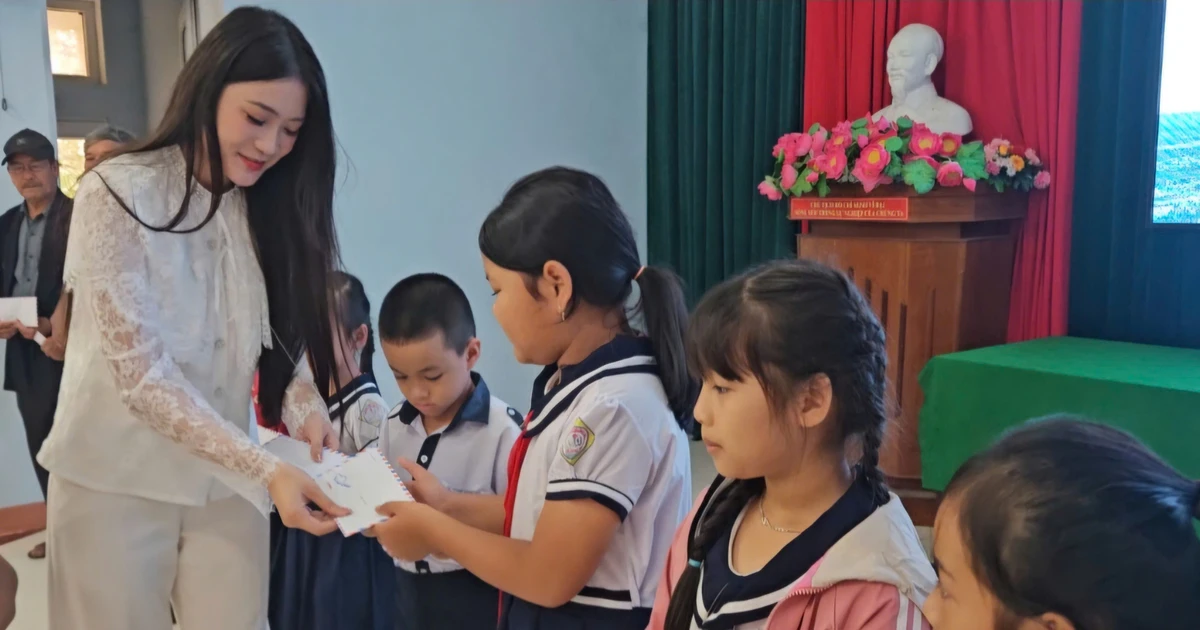 Báo Tiền Phong cùng các đơn vị đồng hành nối nhịp cầu yêu thương đến bà con vùng lũ Huế