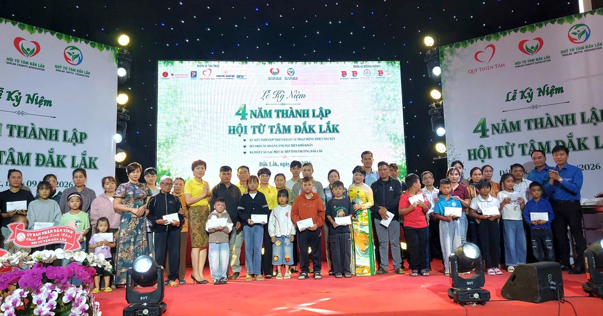 Hàng nghìn học sinh, sinh viên hiếu học được nhận học bổng