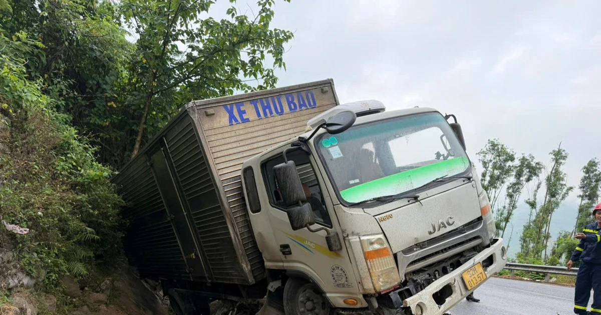 Mất lái khi đổ đèo, xe thư báo tông xe máy khiến 2 người thương vong