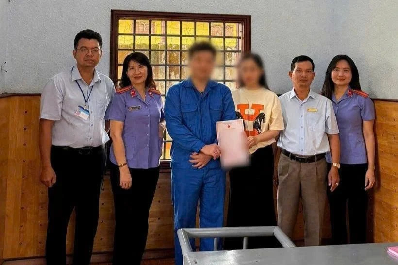 Cô gái gửi đơn xin kết hôn với chàng trai đang trong trại tạm giam