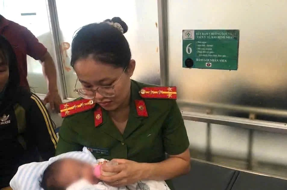 Bé gái 2 tháng tuổi ở Đắk Lắk bị bỏ rơi ven đường