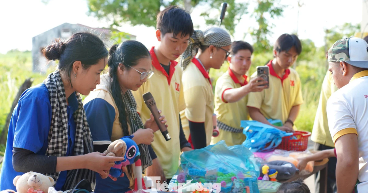 Các em nhỏ vùng biên háo hức đổi rác lấy quà
