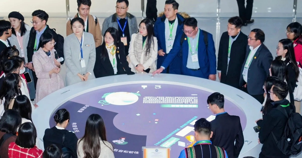 Đại biểu thanh niên Việt Nam tham quan văn phòng Alibaba của tỉ phú Jack Ma tại Chiết Giang