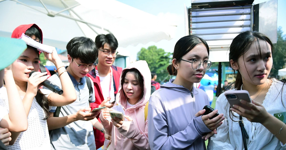 Sinh viên 'xả vai', hòa mình vào không khí náo nhiệt của Ngày thẻ Việt Nam 2025