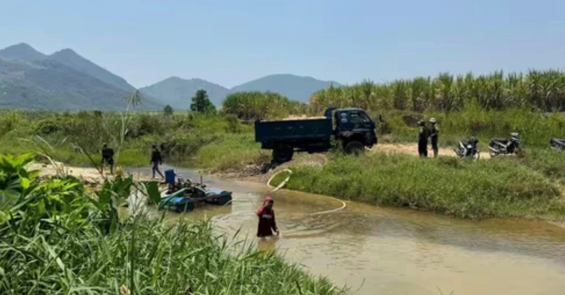 Đột kích 'công trường' cát lậu giữa trưa nắng, tóm gọn nhiều đối tượng cùng phương tiện