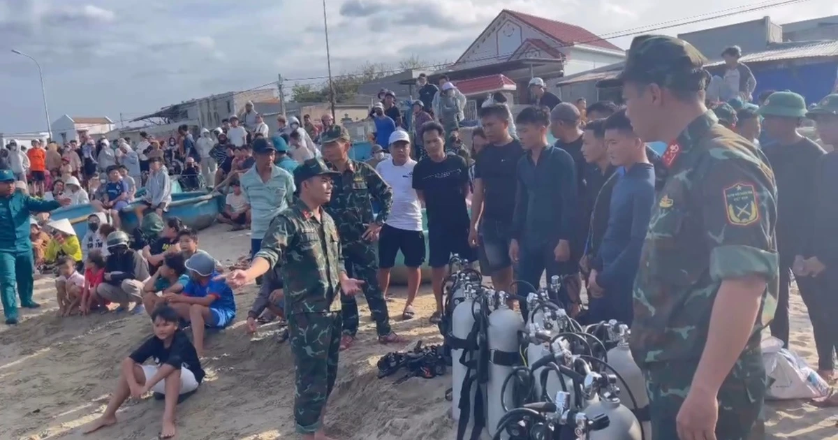 Tuột áo phao, bé trai bị sóng đánh trôi