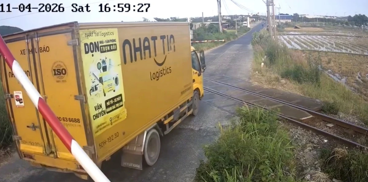 [CLIP] Thót tim cảnh xe container, xe tải vượt rào chắn đường sắt