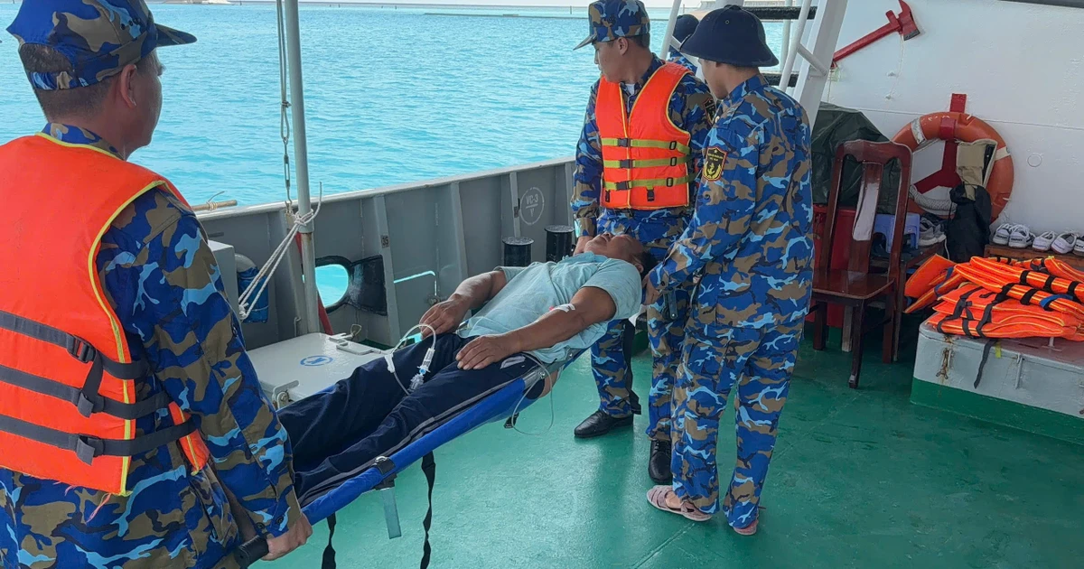 CLIP: Hải quân thần tốc ứng cứu ngư dân đột quỵ ngoài khơi