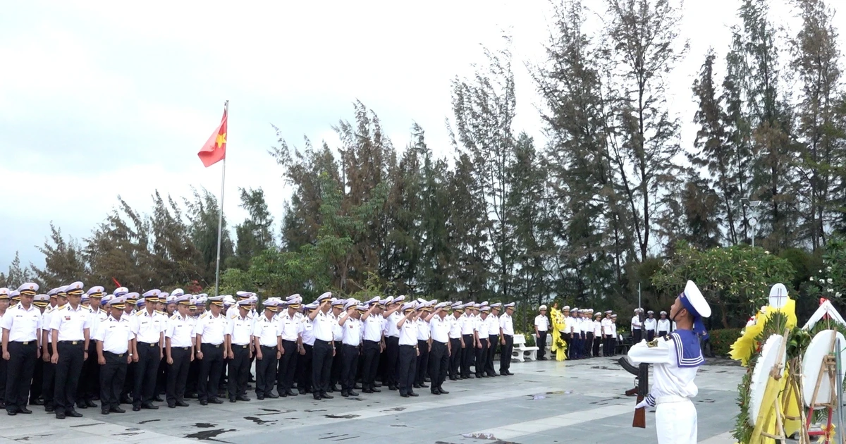 Bộ Tư lệnh Vùng 4 Hải quân dâng hương tưởng niệm Chiến sĩ Gạc Ma