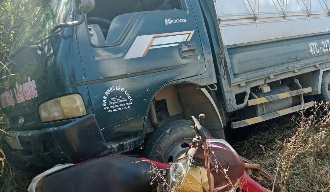 Xe tải trôi tự, đè trúng hai mẹ con