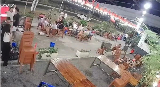 Người đàn ông đá vào mặt, đánh túi bụi phụ nữ tại quán nhậu ở Nha Trang