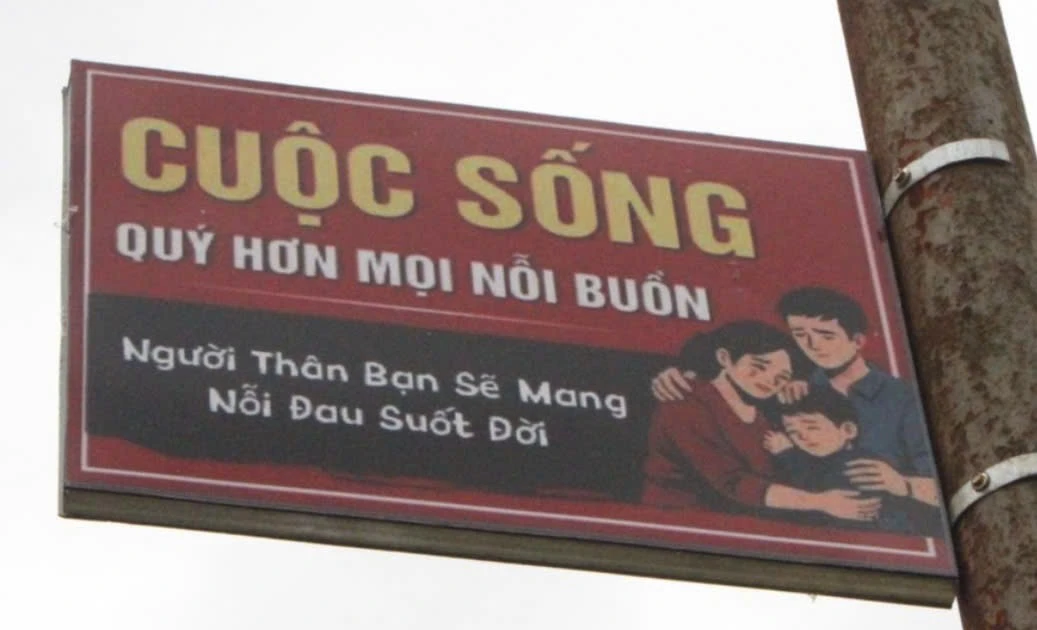 'Níu kéo' sự sống bằng những dòng chữ lay động trên cầu Sêrêpốk