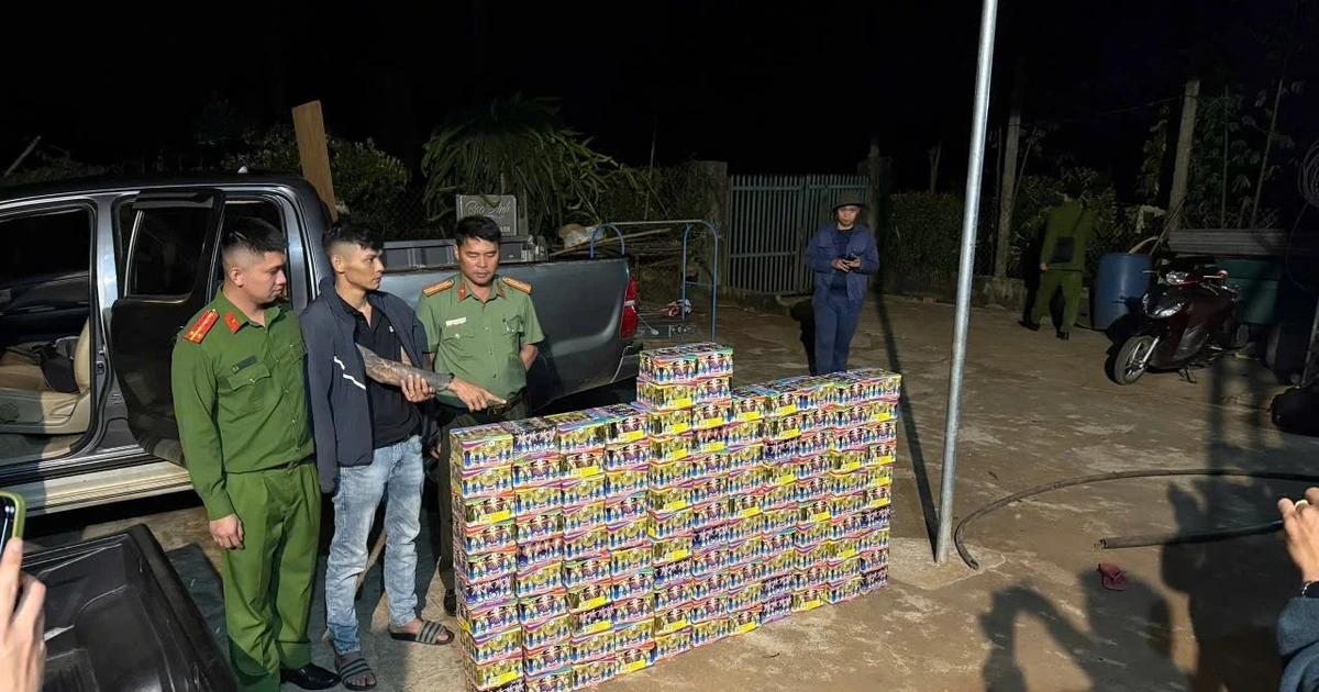 Khởi tố 2 đối tượng dùng xe bán tải vận chuyển gần 2 tạ pháo lậu