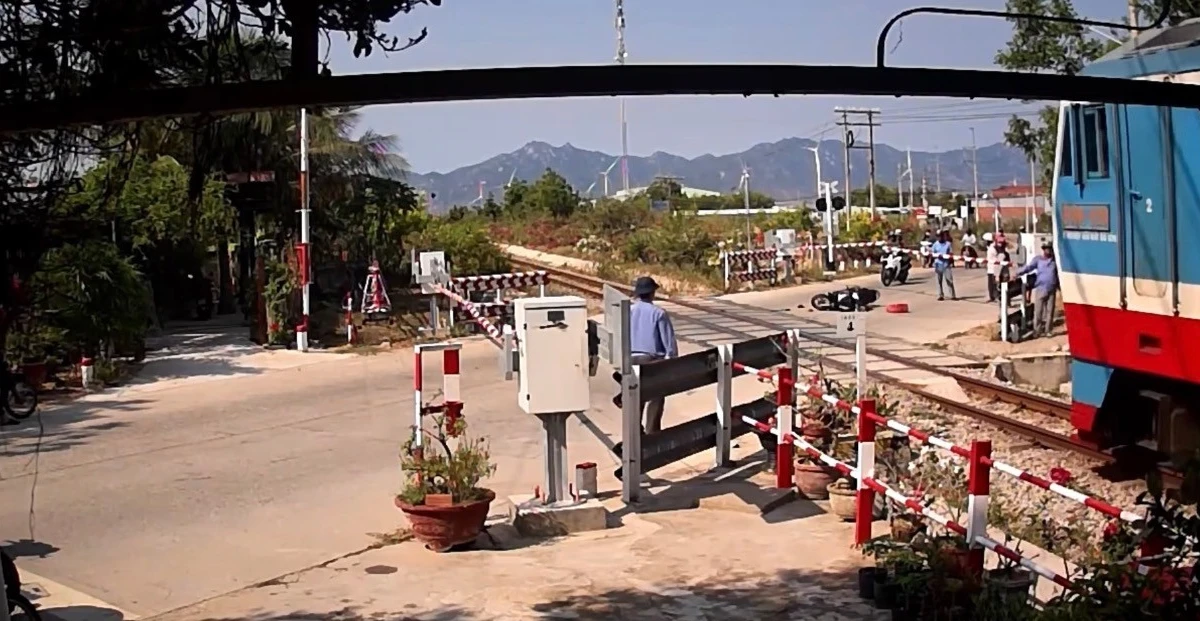 Clip: Kinh hoàng người phụ nữ lao xe máy tông sập barie khi tàu hỏa đang tới
