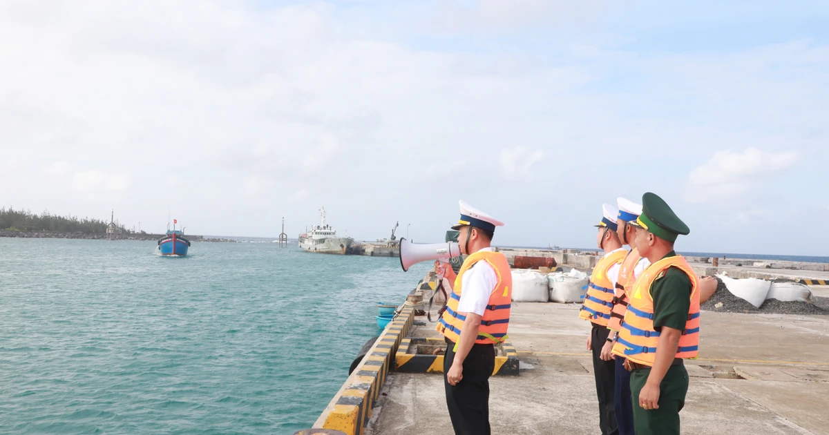 Quân và dân Trường Sa đưa lá phiếu bầu cử đến từng ngư dân