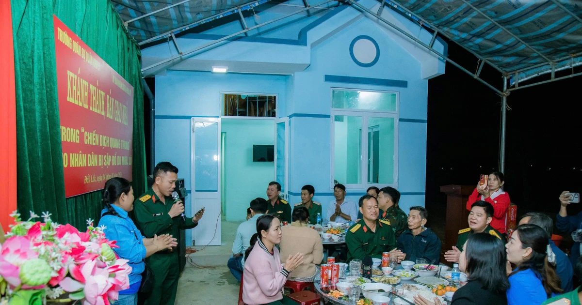 Nghẹn ngào giây phút bà con vùng lũ chia tay bộ đội