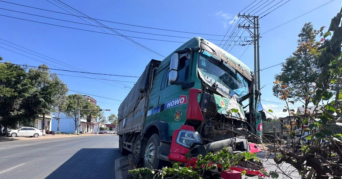 Xe tải chở vật liệu gây tai nạn liên hoàn tại nút giao đèn đỏ