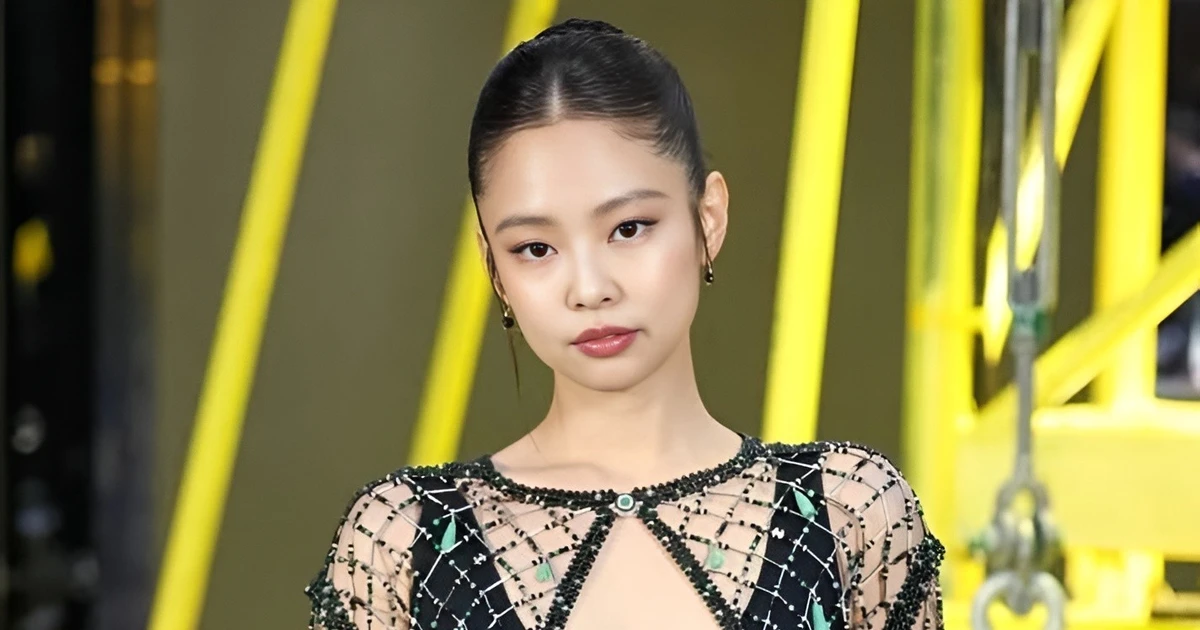 Váy lưới của Jennie (BlackPink) gây tranh cãi