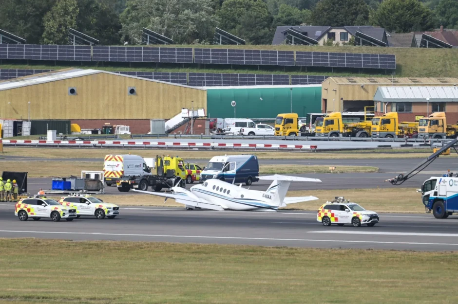 Máy bay hạ cánh như đi vào lòng đất, 3 người may mắn thoát nạn