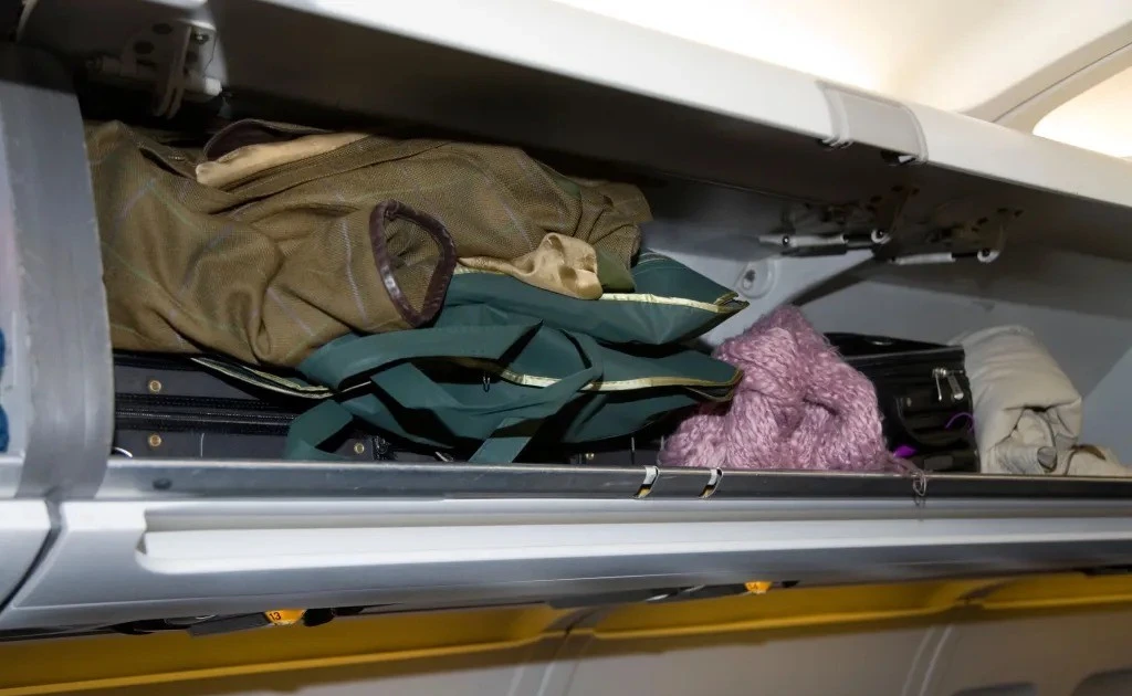 Sai lầm khi để áo khoác trong ngăn hành lý máy bay