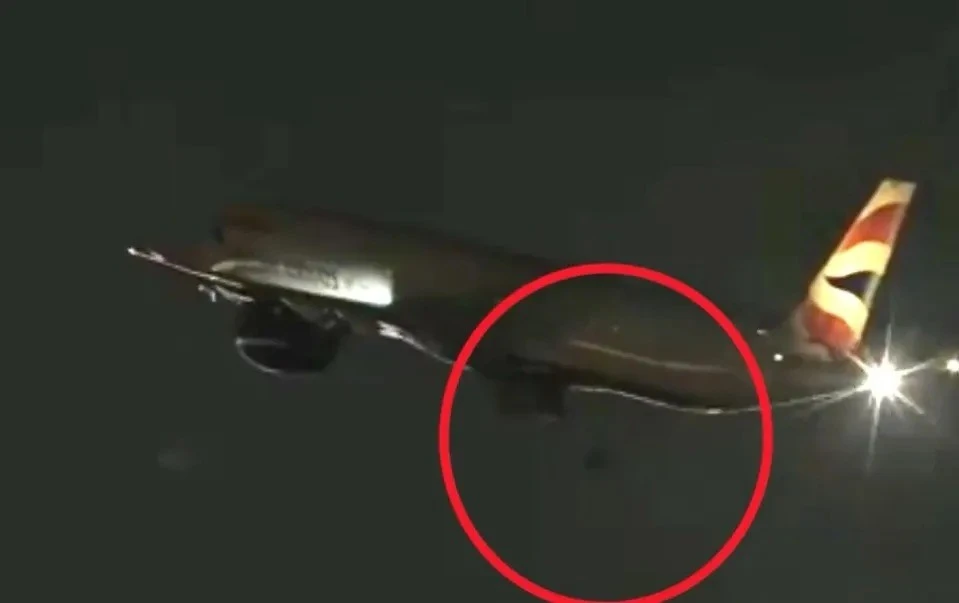 Máy bay rơi bánh khi cất cánh tại Las Vegas vẫn hạ cánh an toàn ở London