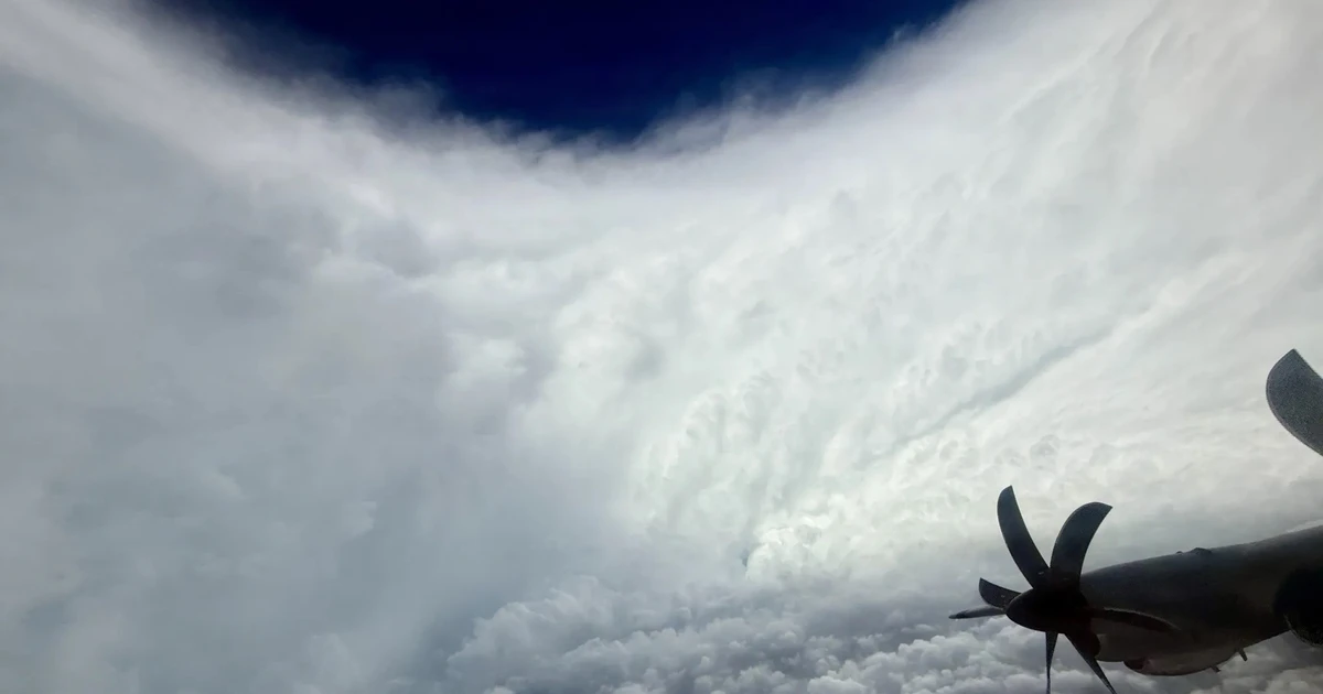 Máy bay bị siêu bão Melissa 'quăng quật' như món đồ chơi