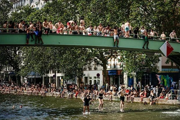 Người dân Paris đổ xô đi tắm sông vì nhà không có điều hòa