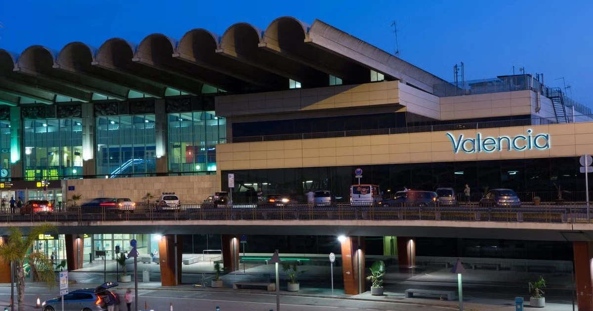 Người đàn ông thông chốt an ninh, trèo lên nóc máy bay như chỗ không người