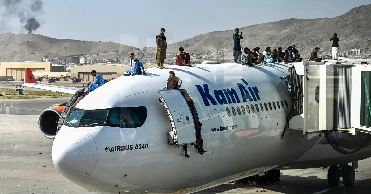 Cậu bé 13 tuổi sống sót hi hữu sau 90 phút trốn trong càng máy bay