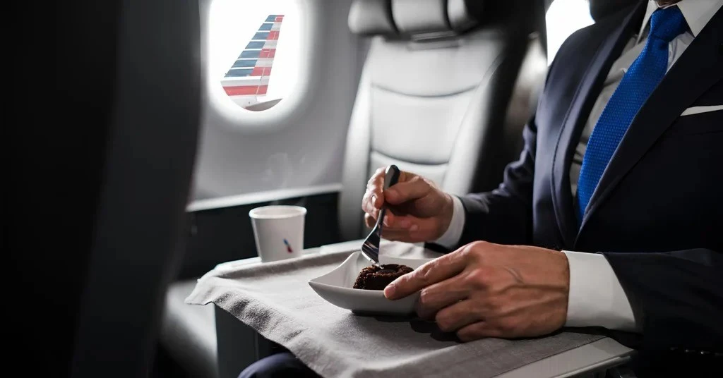 Bữa ăn cao cấp trên máy bay bị chê như 'thịt in 3D', hãng phải xin lỗi