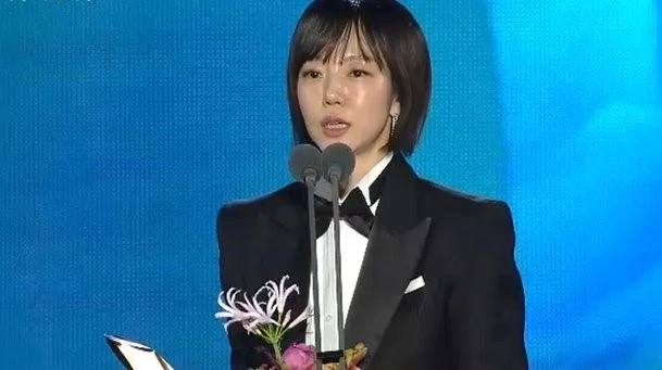 Nổi bật với bộ Tuxedo trên thảm đỏ, Im Soo Jung đã giành giải 'Nữ diễn viên phụ xuất sắc nhất' tại 'Baeksang lần thứ 62'
