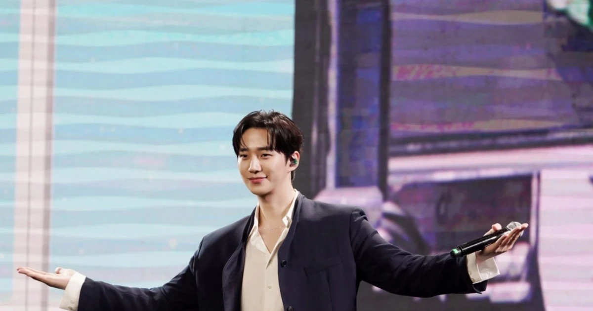 Lee Jun Ho 'hâm nóng' người hâm mộ trong lần đầu tiên đến Thượng Hải