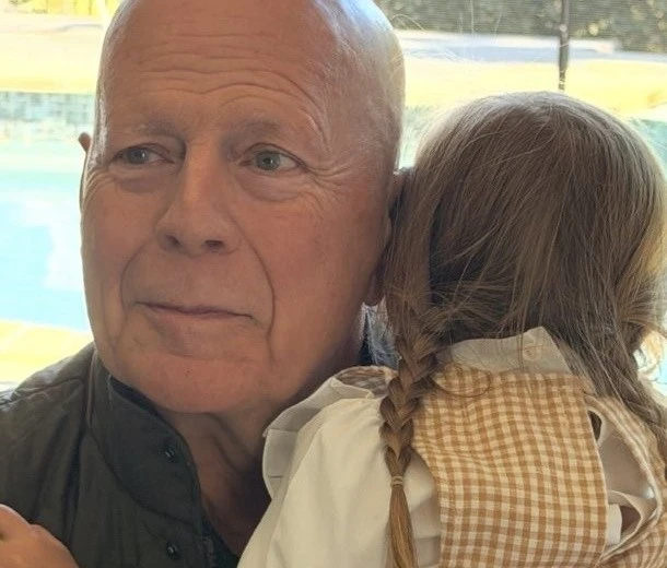 Cộng đồng mạng xót xa khi thấy hình ảnh siêu sao Bruce Willis hôm nay