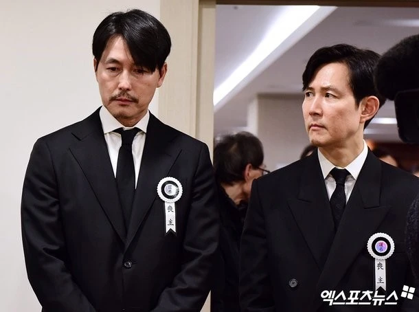 Jung Woo Sung và Lee Jung Jae đón tiếp khách tại tang lễ cố 'diễn viên quốc dân' Ahn Sung Ki