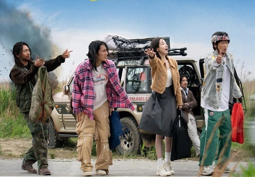 Kang Dong Won giữ vững vị thế 'ông hoàng phòng vé' với 'Wild Sing'