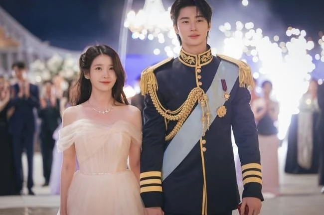'Perfect Crown' vẫn chiếu thâu đêm suốt sáng giữa tranh cãi về việc xuyên tạc lịch sử
