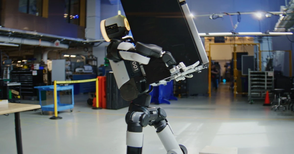 'Gây sốt' video robot hình người nâng và di chuyển một chiếc tủ lạnh nặng 23kg