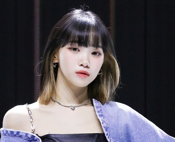 Kim Chaewon của LE SSERAFIM bị chấn thương cổ