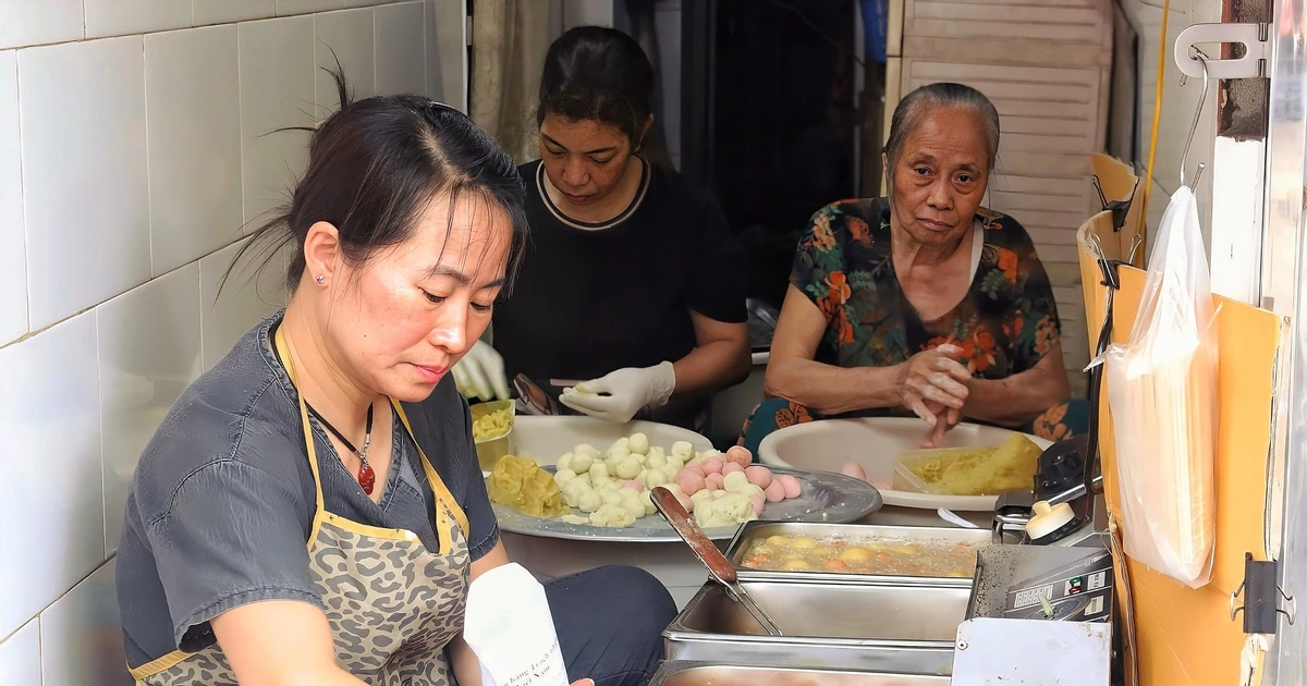 Quán Hà Nội rộng 2m2, mỗi ngày bán nghìn chiếc bánh rán 'siêu nhỏ, siêu rẻ