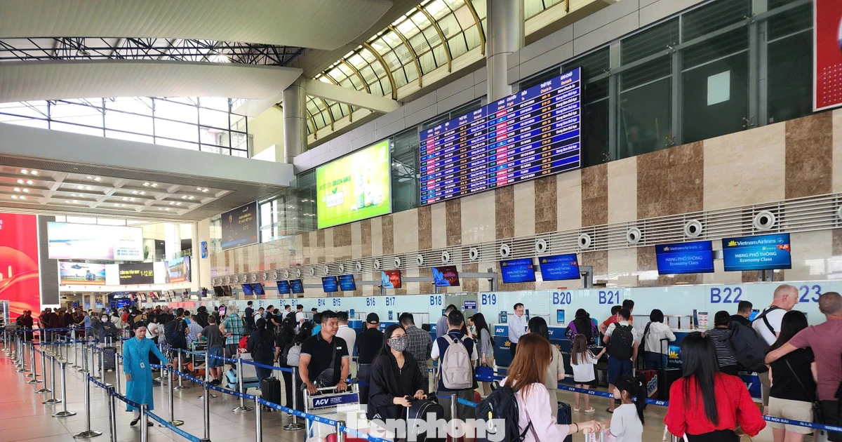 Cảnh trái ngược tại ga quốc tế và quốc nội sân bay Nội Bài ngày 30/4