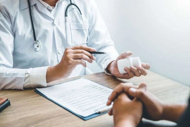 Kê đơn, gợi ý chuyển người bệnh tới cơ sở khác nhằm trục lợi: Phạt đến 10 triệu đồng, tước chứng chỉ hành nghề