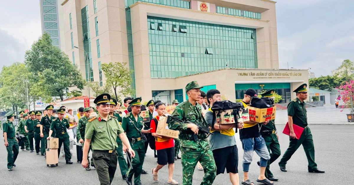Bàn giao 19 đối tượng lập 'đại bản doanh' lừa đảo tại Lào Cai cho Công an Trung Quốc