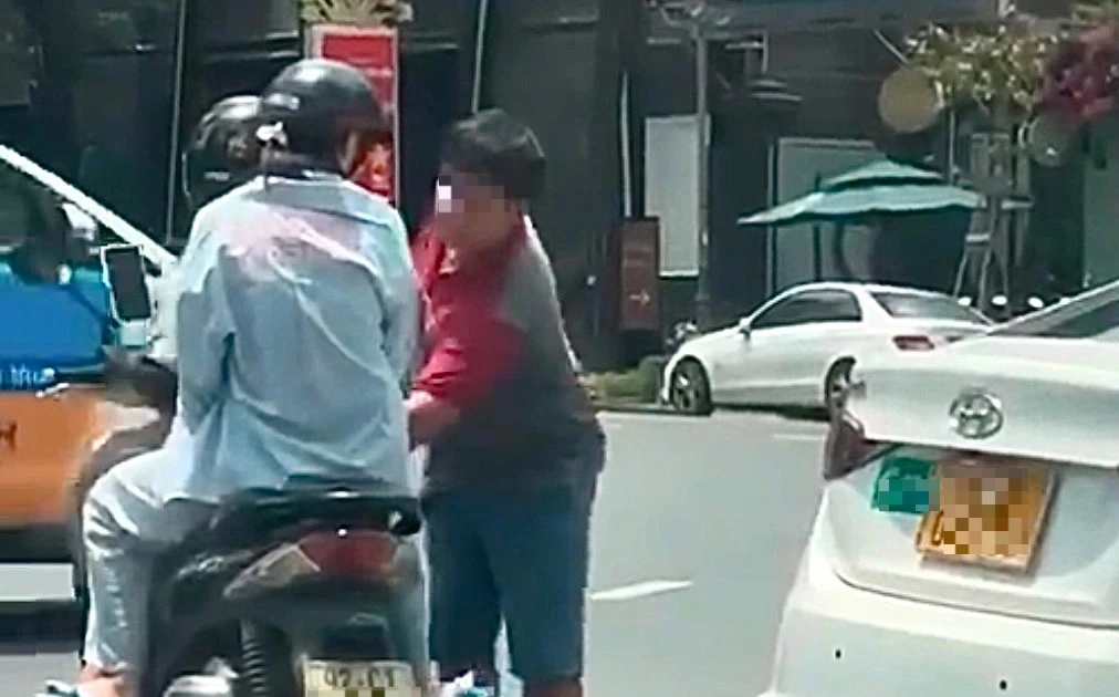 Xác định tài xế taxi rút chìa khóa xe của cô gái ở TPHCM; Tử vong vì bị chó liếm