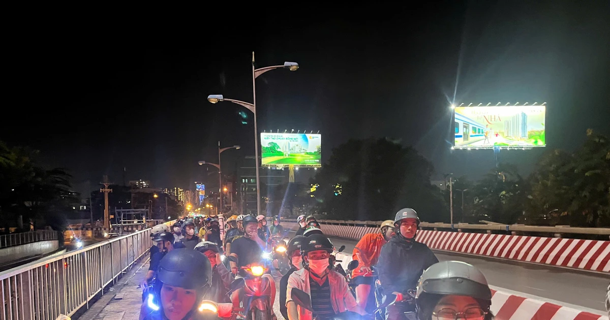 Hàng ngàn phương tiện kẹt cứng giữa đêm trên Cầu Bình Triệu 1
