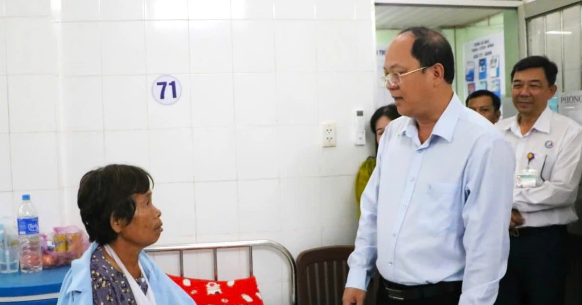 Bí thư Cà Mau Nguyễn Hồ Hải thăm người dân bị thương do lốc xoáy