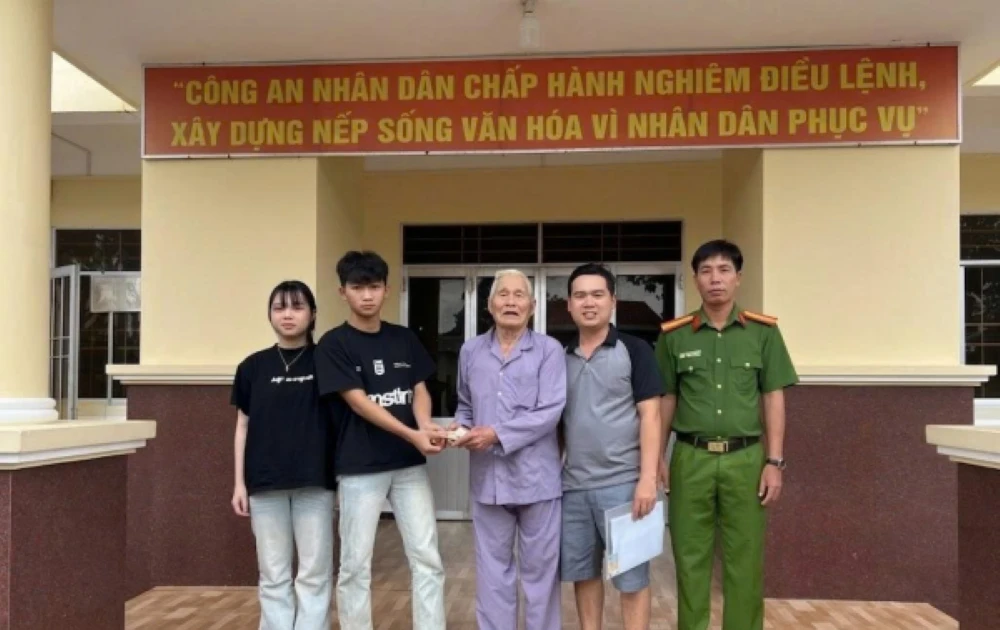 Hai bạn trẻ ở Cà Mau trả ví tiền nhặt được cho cụ ông 99 tuổi