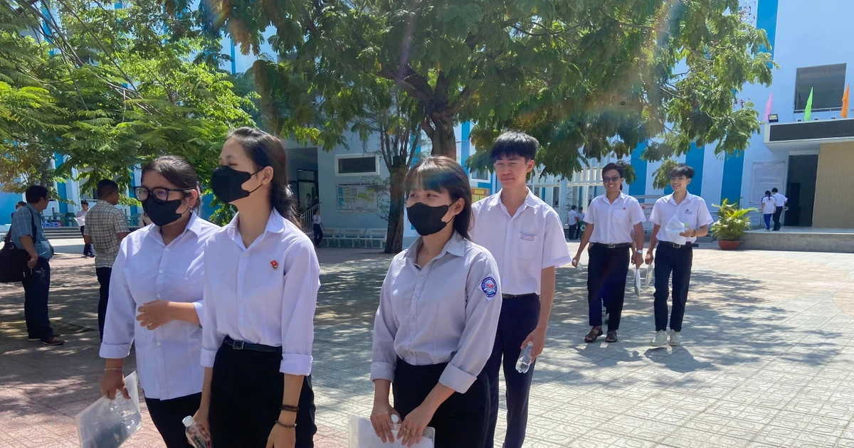 Khánh Hoà: Xác minh thông tin giám thị ‘ưu ái’ thí sinh dùng phao thi tốt nghiệp