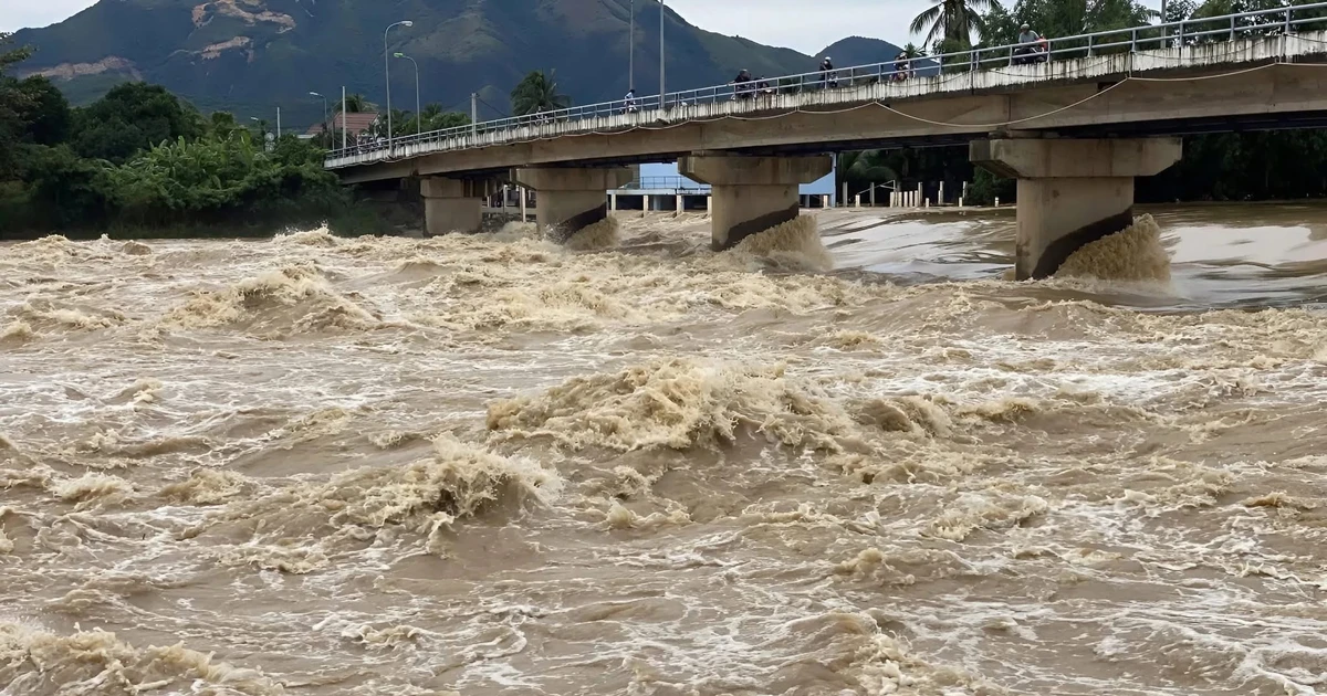 Nước lũ nhấn chìm trạm bơm, Nha Trang tạm dừng cấp nước diện rộng