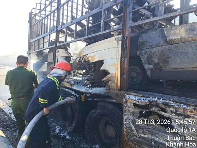 Xe tải cháy trơ khung trên cao tốc Cam Lâm – Vĩnh Hảo